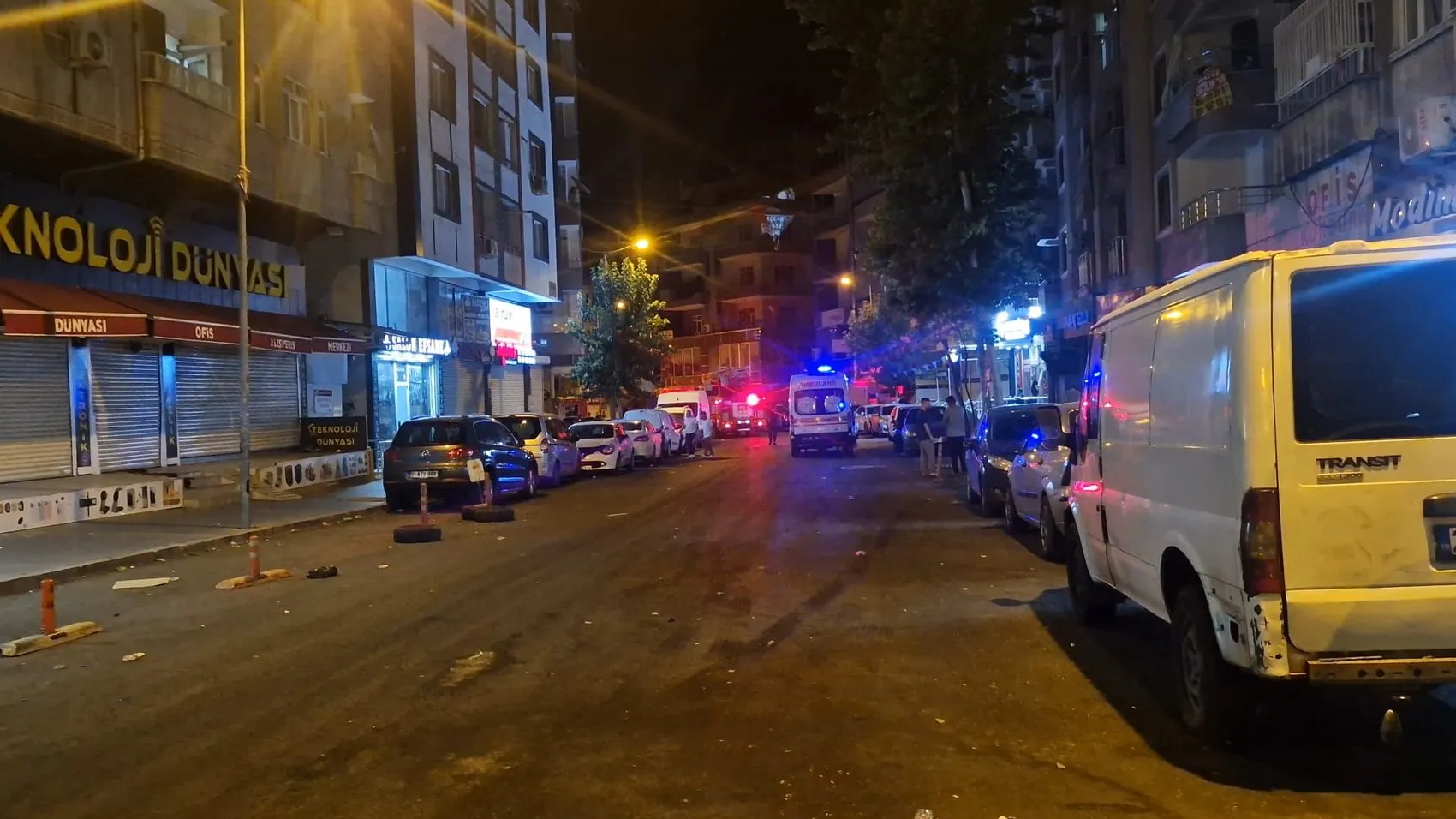 Diyarbakır'da gece yarısı çatı yangını ve iki şüpheli gözaltısı