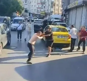 İki taksi şoförü ortalığı birbirine kattı, o anlar kamerada
