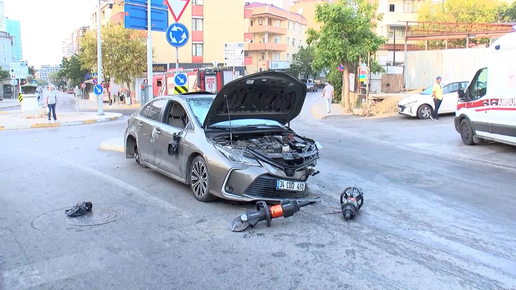 Kartal’da sabah vakti yarış dehşeti 3 araç hurdaya döndü