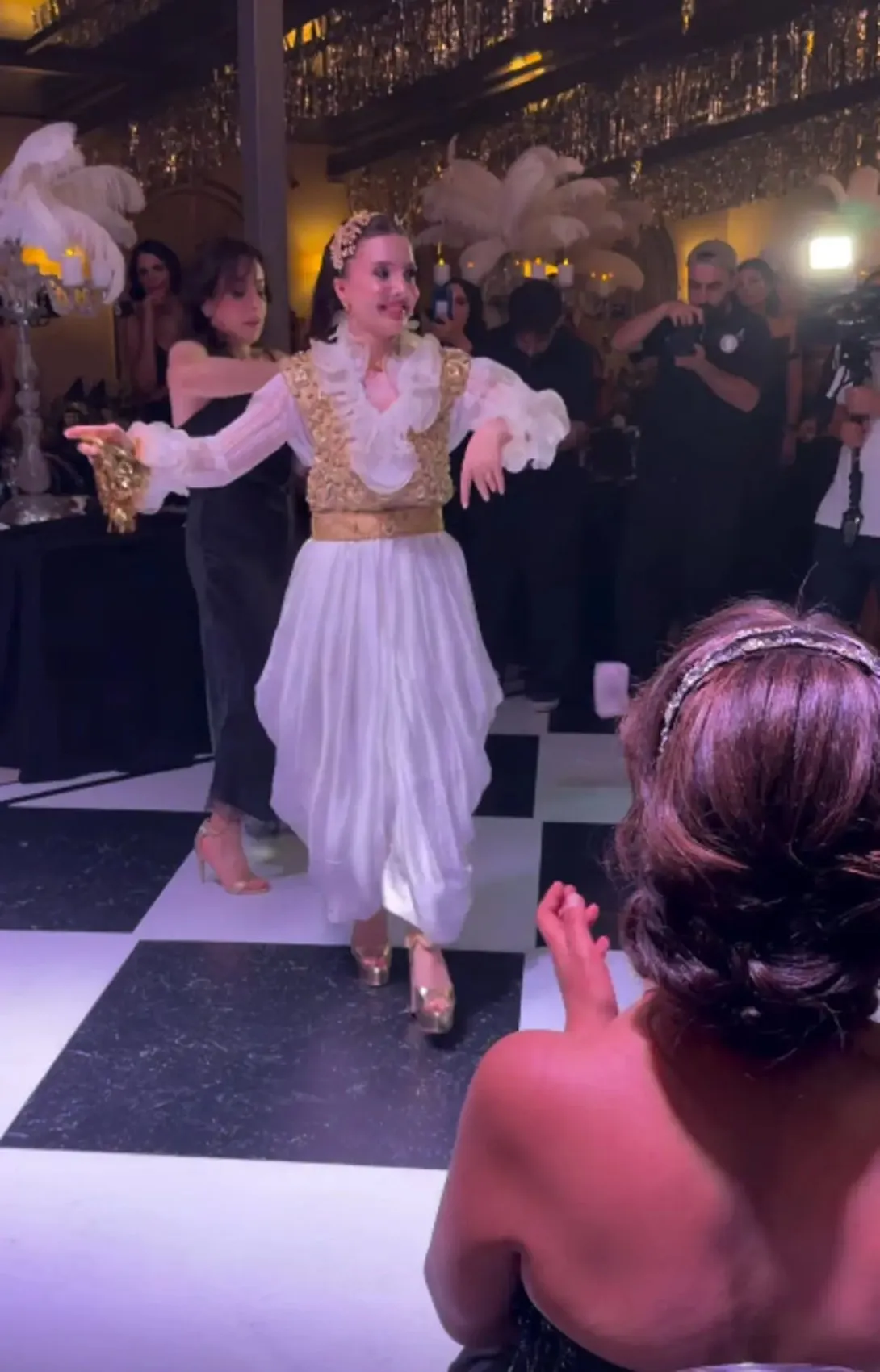 Selena nın Nazlı sı Dilara Kurtulmuş evleniyor! Kınayı yaktı, 5 farklı elbise giydi 2