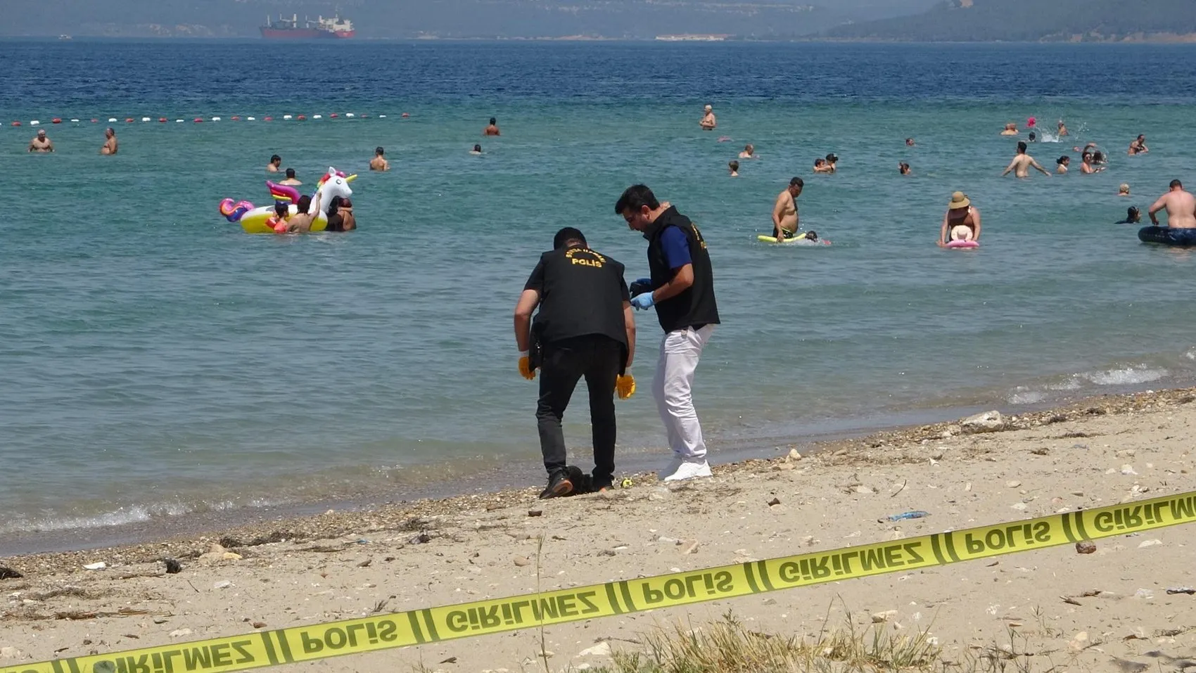 Çanakkale plajında denize girenleri korkutan tarihi mühimmat