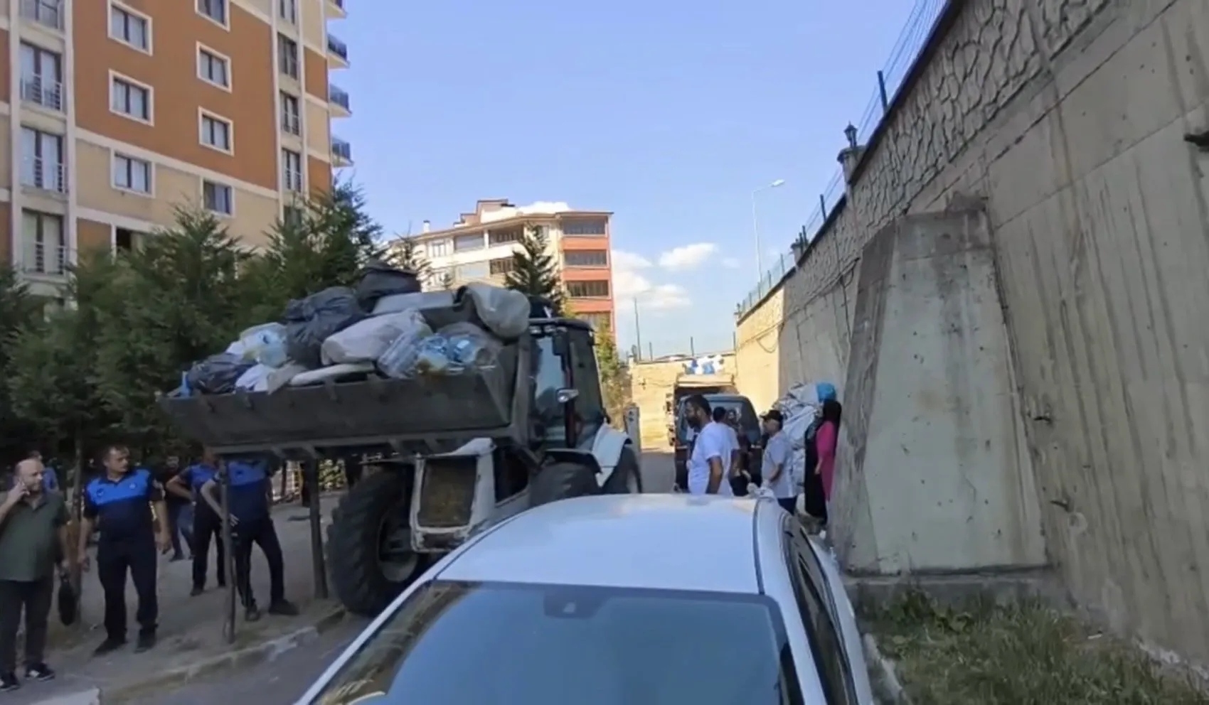 Karabük'te bir sitenin bahçesinden 4 kamyon çöp çıktı