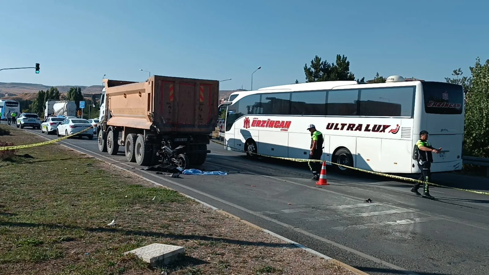 Sivas'ta motosiklet kamyona arkadan çarptı, 19 yaşındaki sürücü öldü