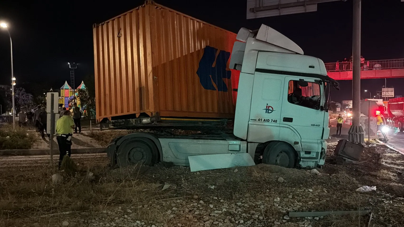TIR refüje çıktı, sürücü sıkıştı, itfaiye seferber oldu