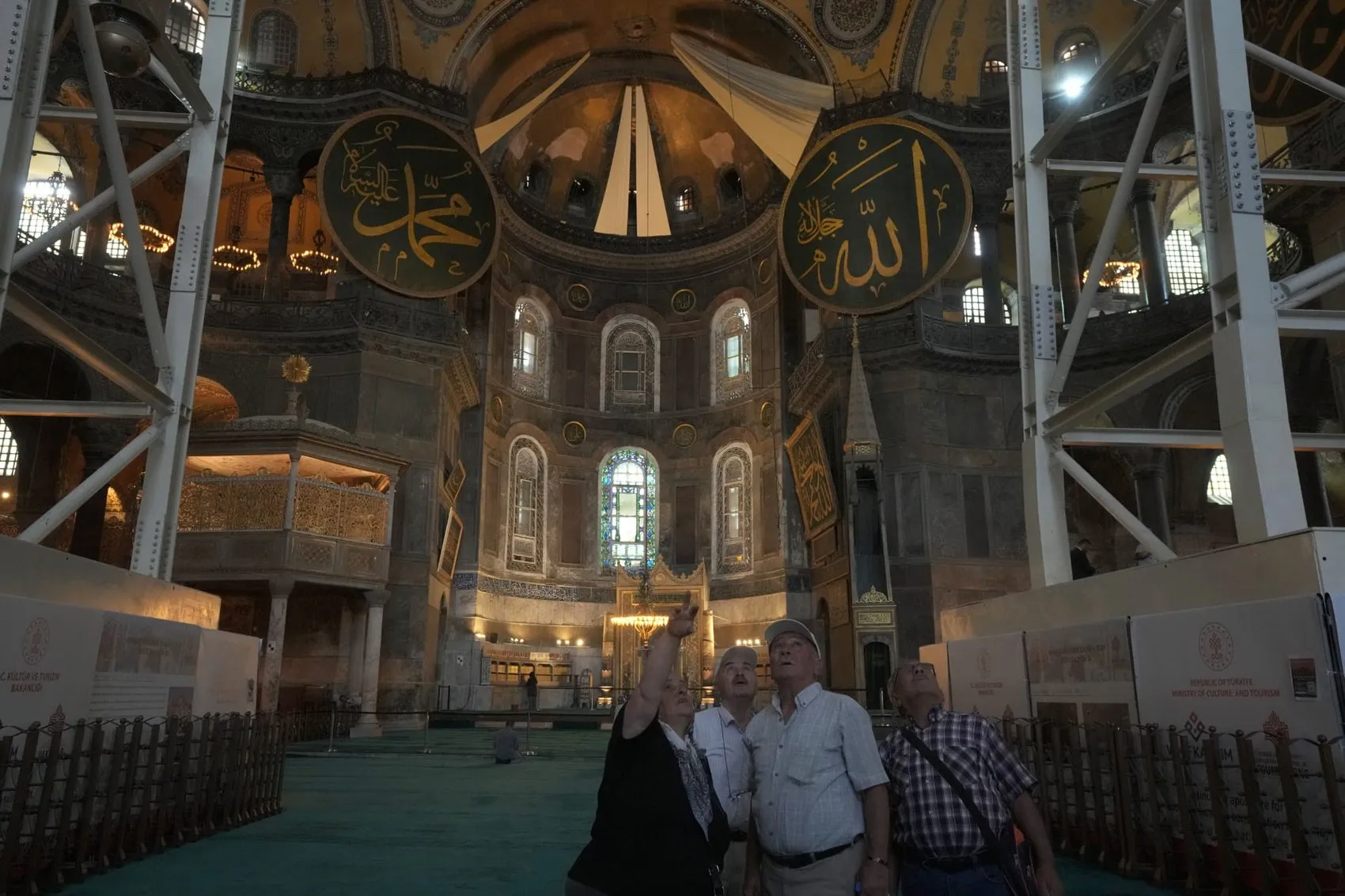 Bakan Ersoy Ayasofya'da Yürütülen Restorasyonun Kalbine İndi Kubbe Dışarıdan Güçlendirilecek