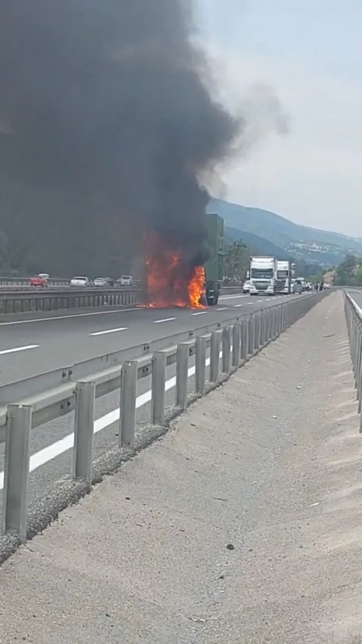 Bolu geçişinde seyir halindeki TIR küle döndü