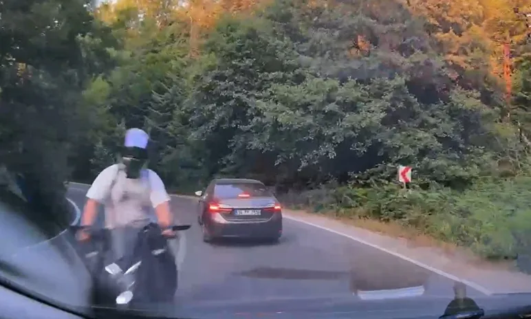 Bolu’da virajı alamayan motosikletli otomobile çarptı