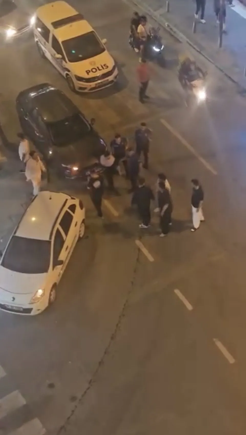 Şirinevler sokaklarında bıçaklı kavga kamerada