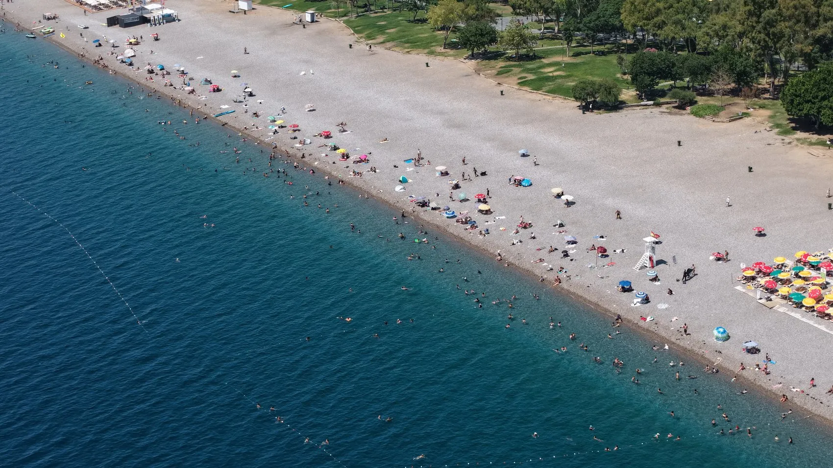 Antalya kavurucu sıcakla tanıştı meydanlar boşaldı