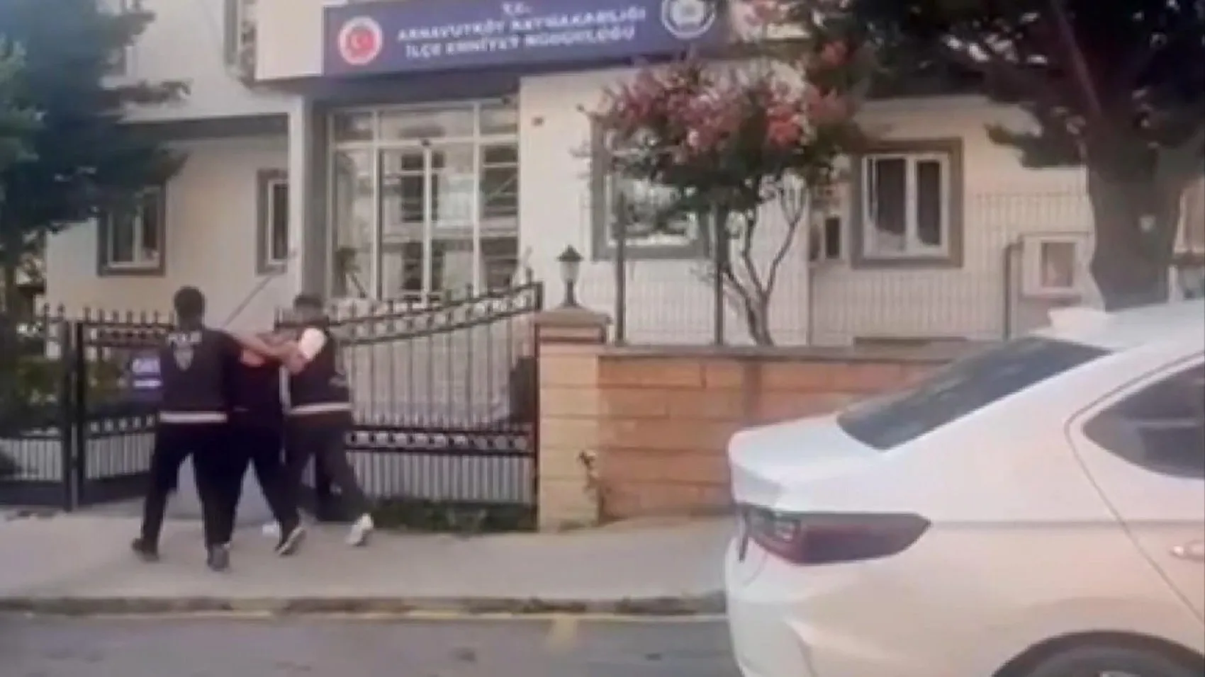 Arnavutköy'deki gece baskınına polis engeli: İki şüpheli kıskıvrak yakalandı