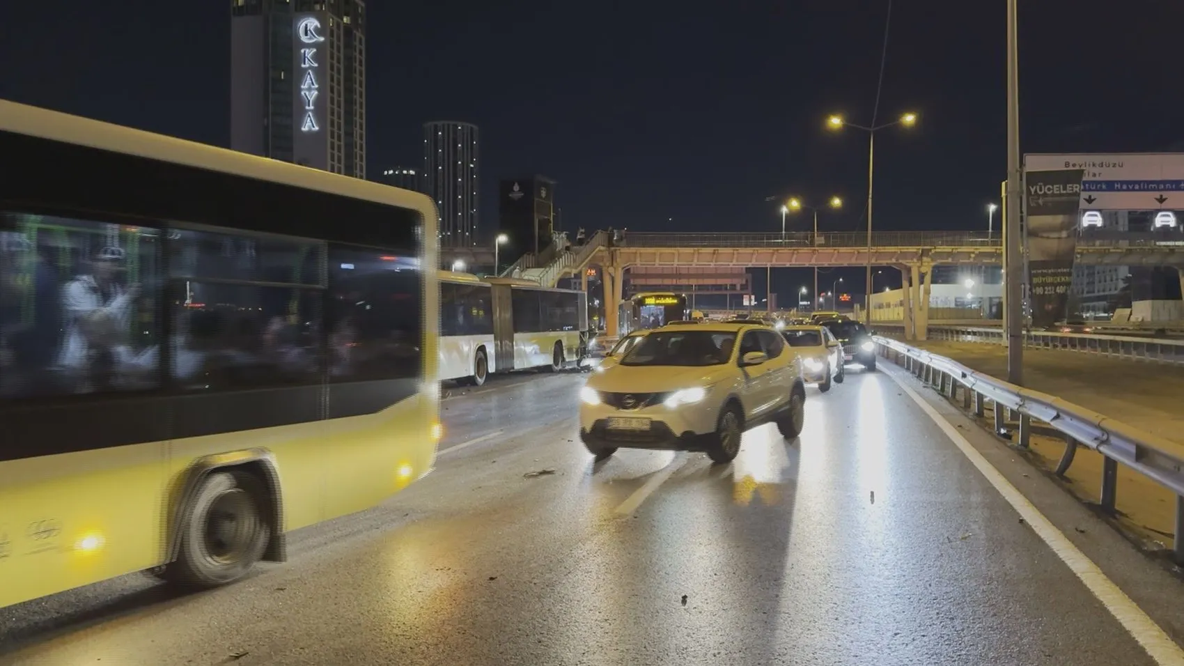 Büyükçekmece'de zincirleme kaza Otomobil İETT otobüsüne çarptı