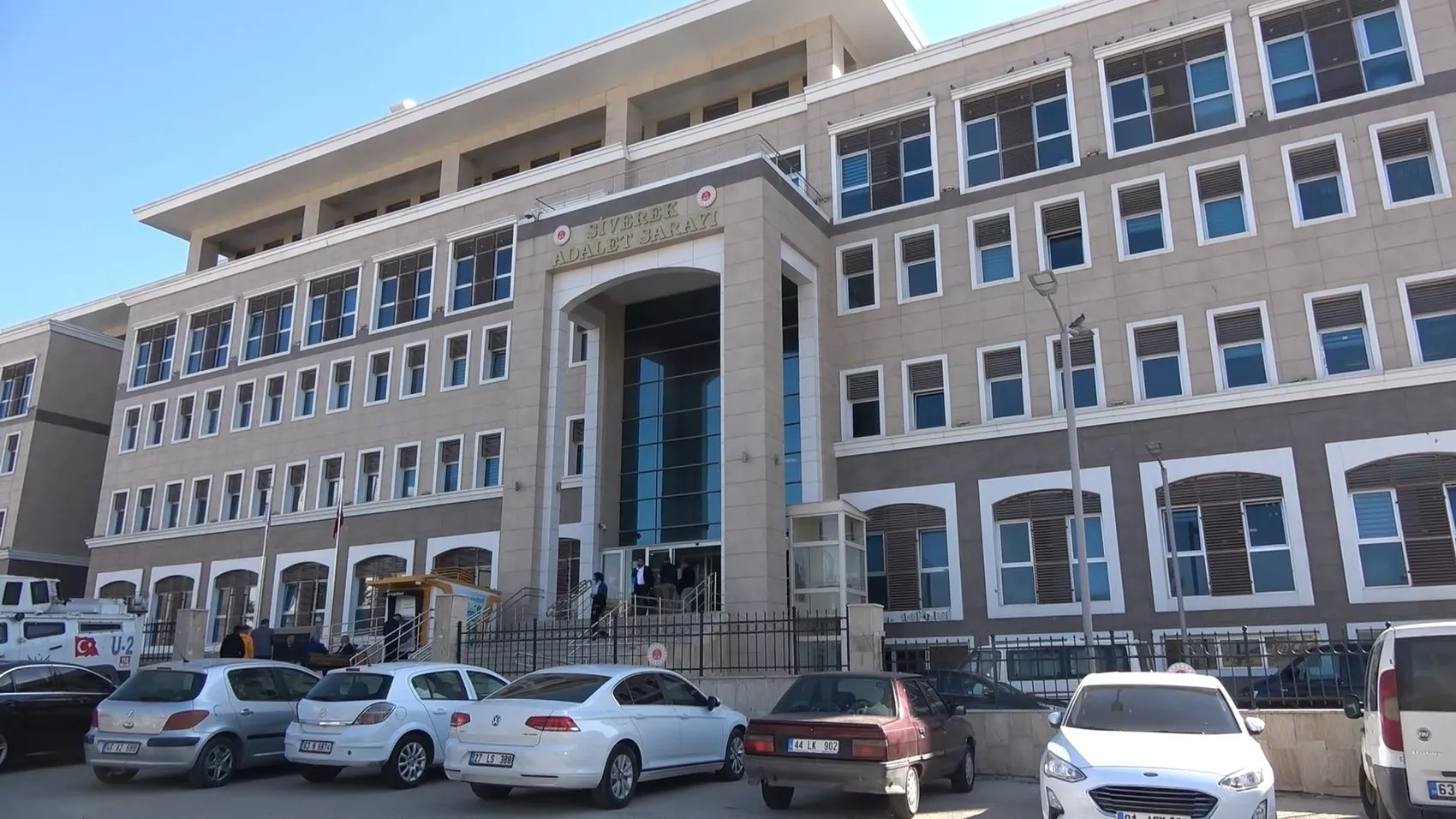 Şanlıurfa'da yolda önü kesilen aileye tüfekli saldırı