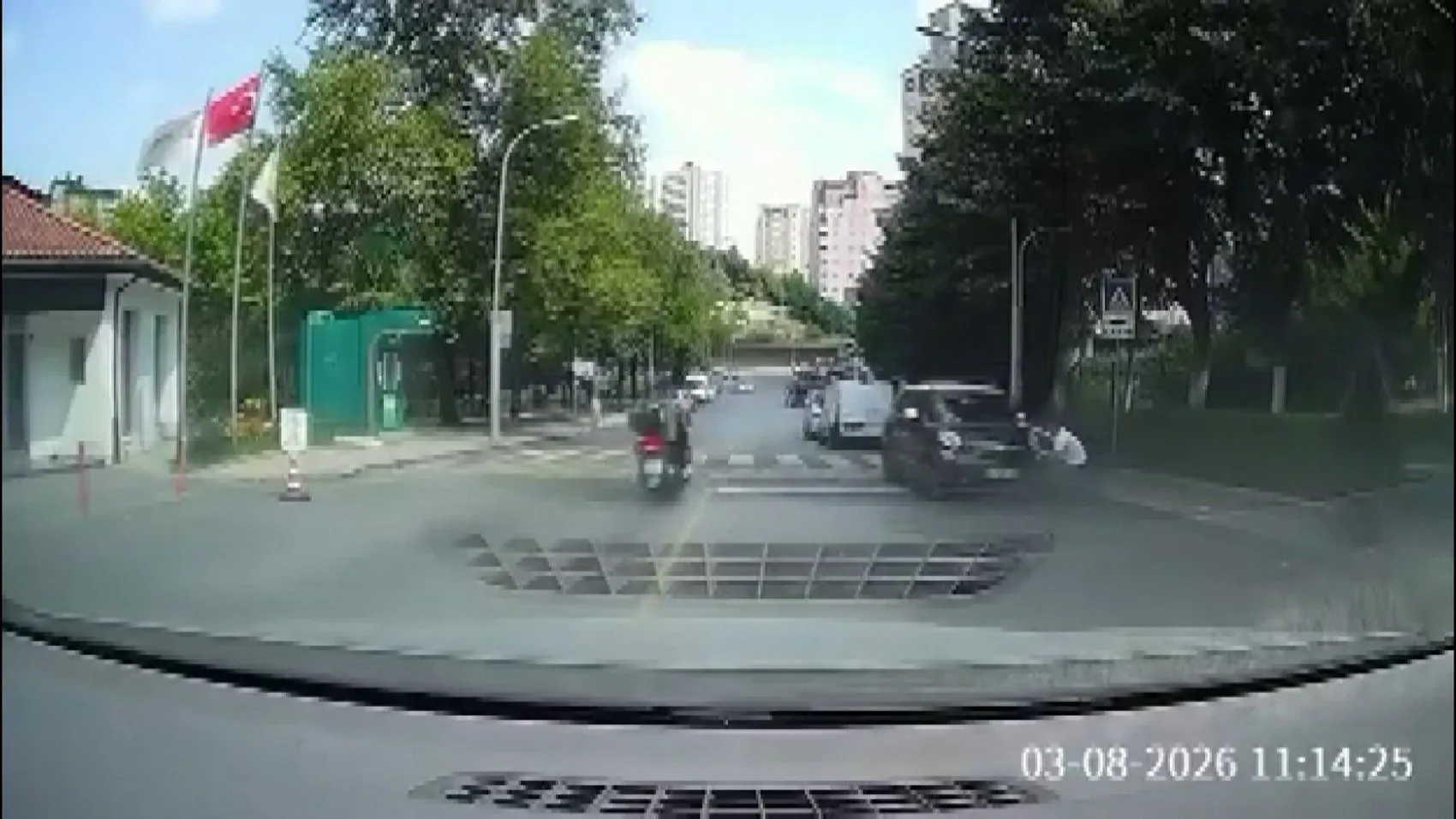 Başakşehir’de kontrolden çıkan aracı eliyle durdurdu