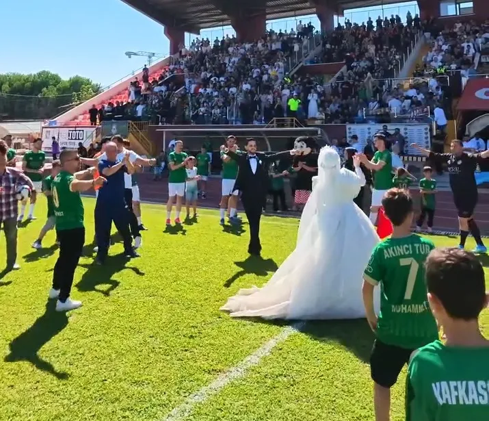 Gelinlikle tribünde maç izlediler, sahayı çiftetellile kapattılar