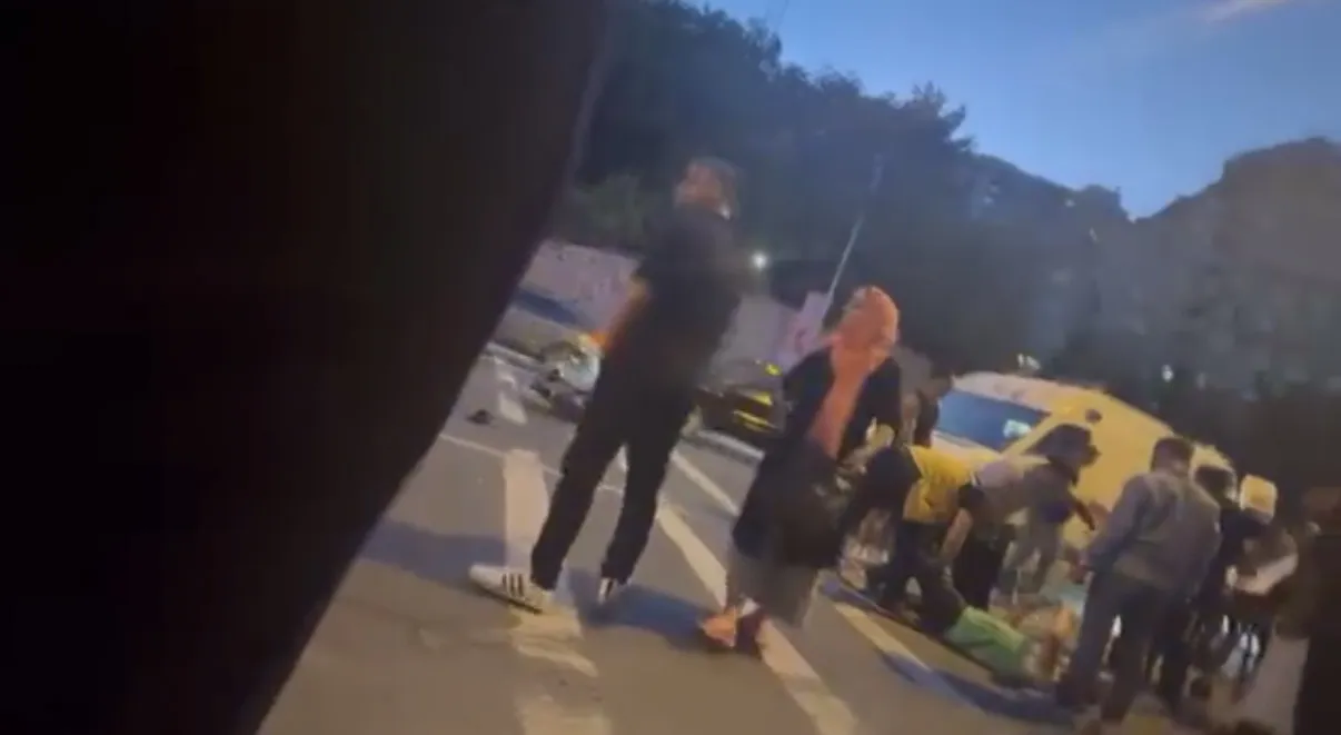 Kağıthane'de motokuryenin park halindeki araca çarpıp takla attığı anlar kamerada