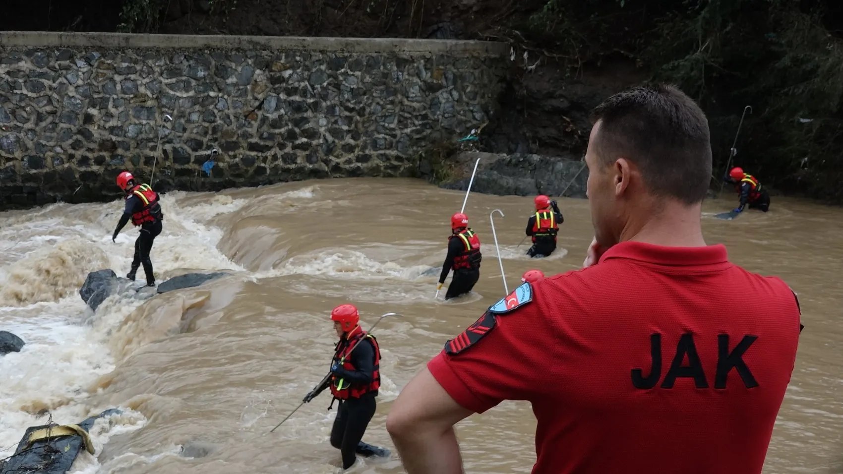 Giresun'da sel felaketi Dereye uçan dayı ve yeğeni aranıyor