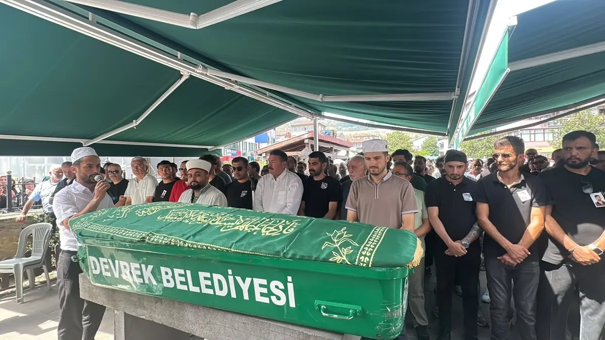Set ekibini taşıyan otomobil kamyonla çarpıştı! Genç kameraman hayatını kaybetti 3