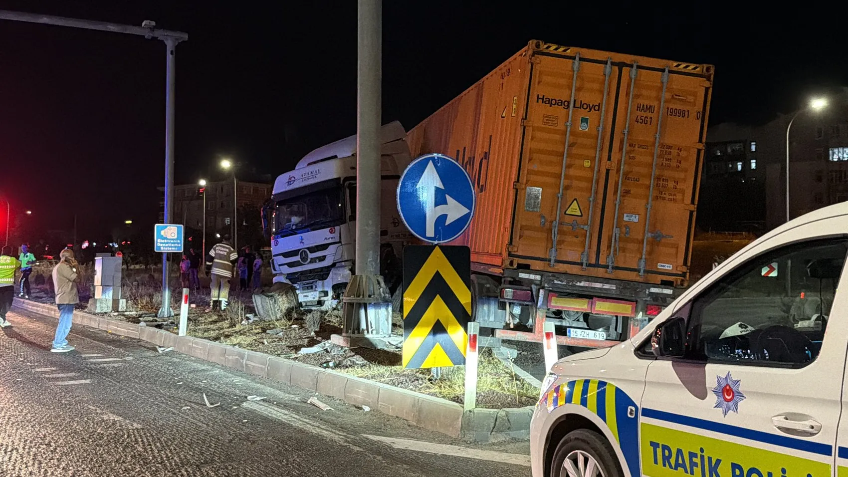 TIR refüje çıktı, sürücü sıkıştı, itfaiye seferber oldu