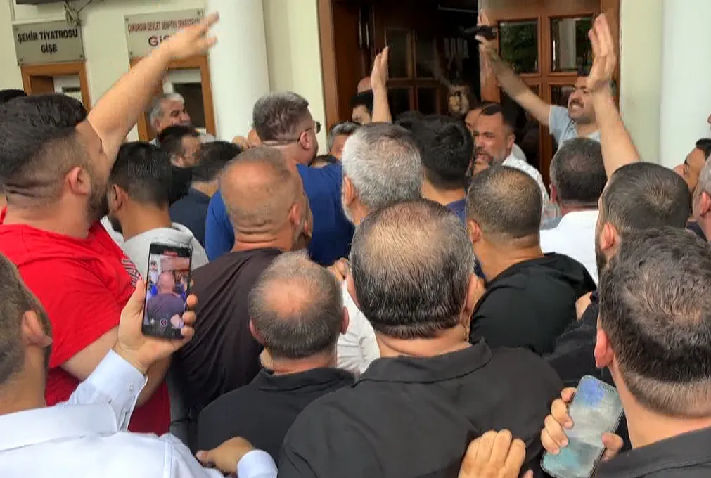 Adana’da servisçilerin belediye önündeki plaka eylemine polis müdahalesi