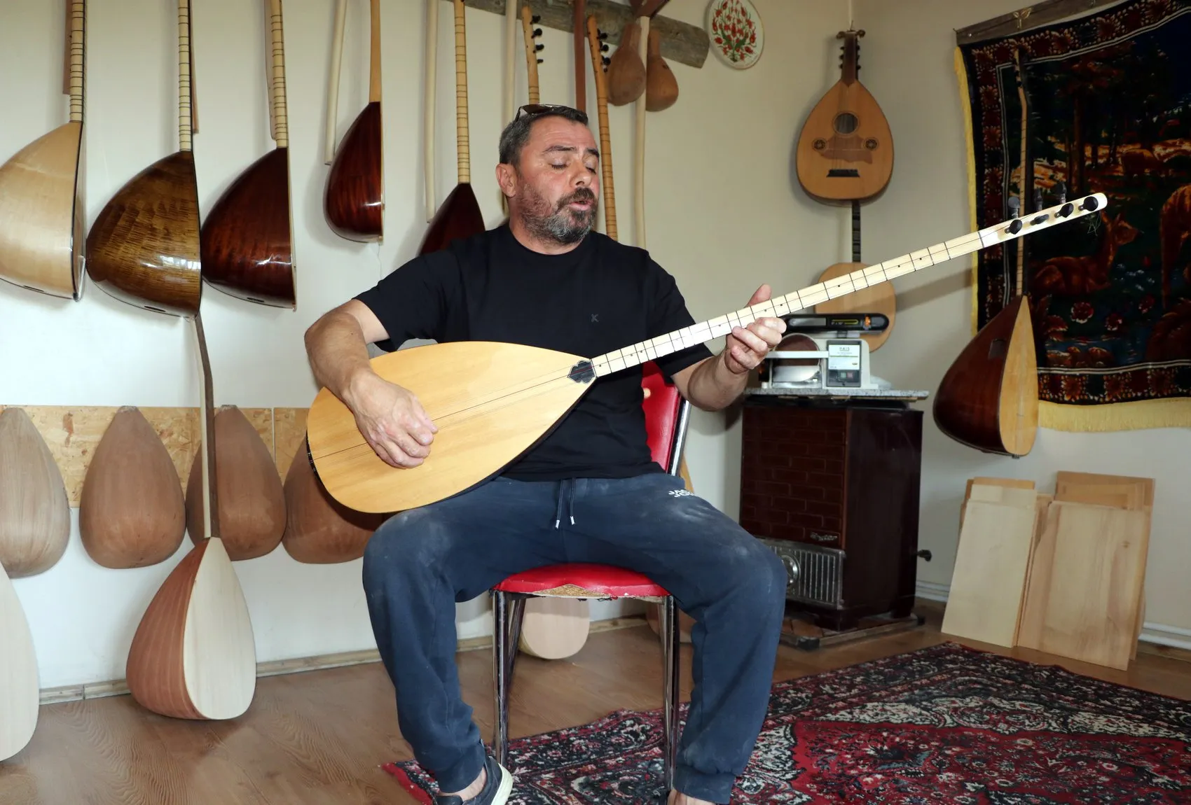 Vanlı ustanın elinden çıkan bağlamalar dünya sahnelerinde yankılanıyor