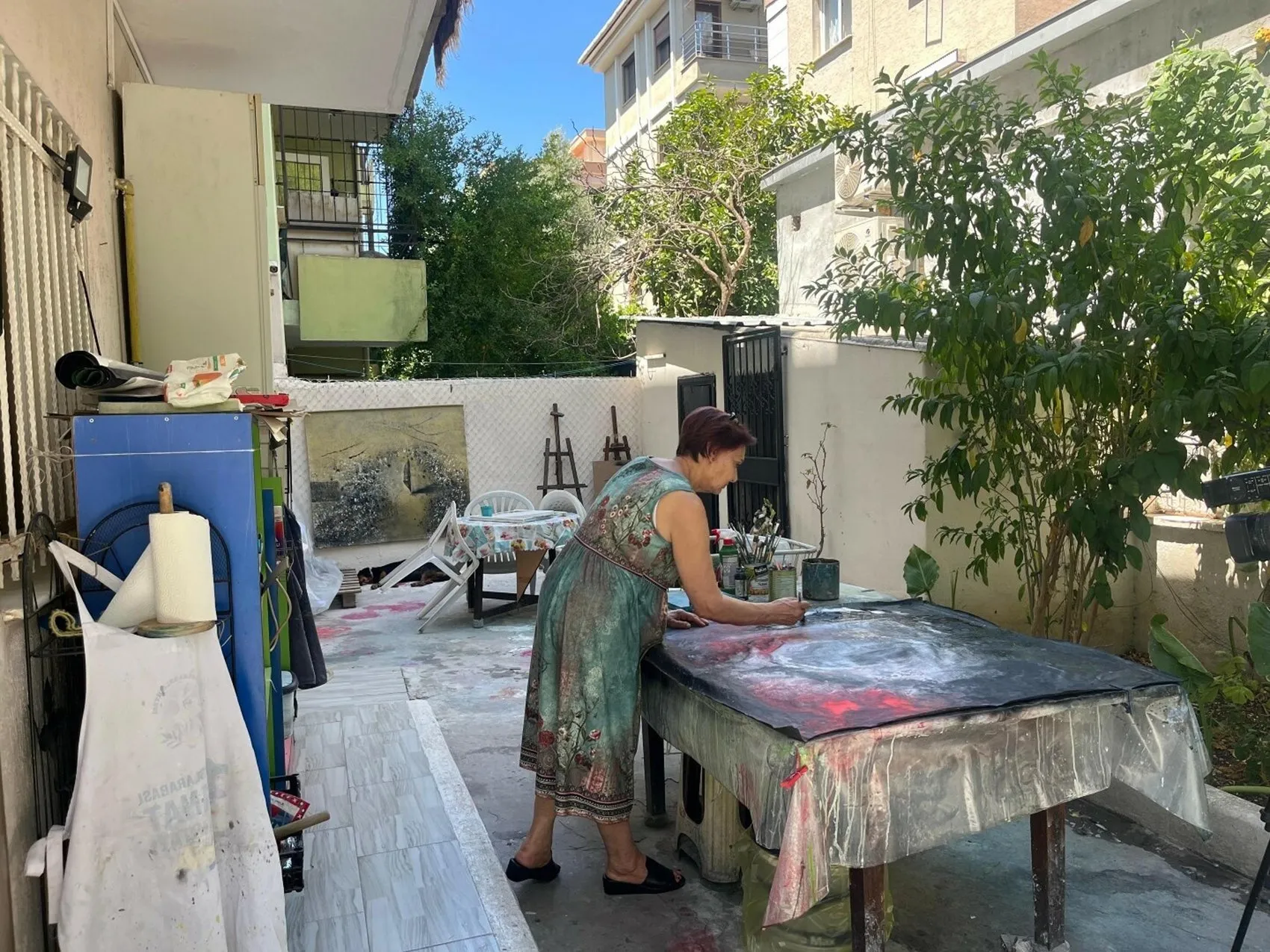 Emekli öğretmenin bahçesi sanat eserlerine dönüştü