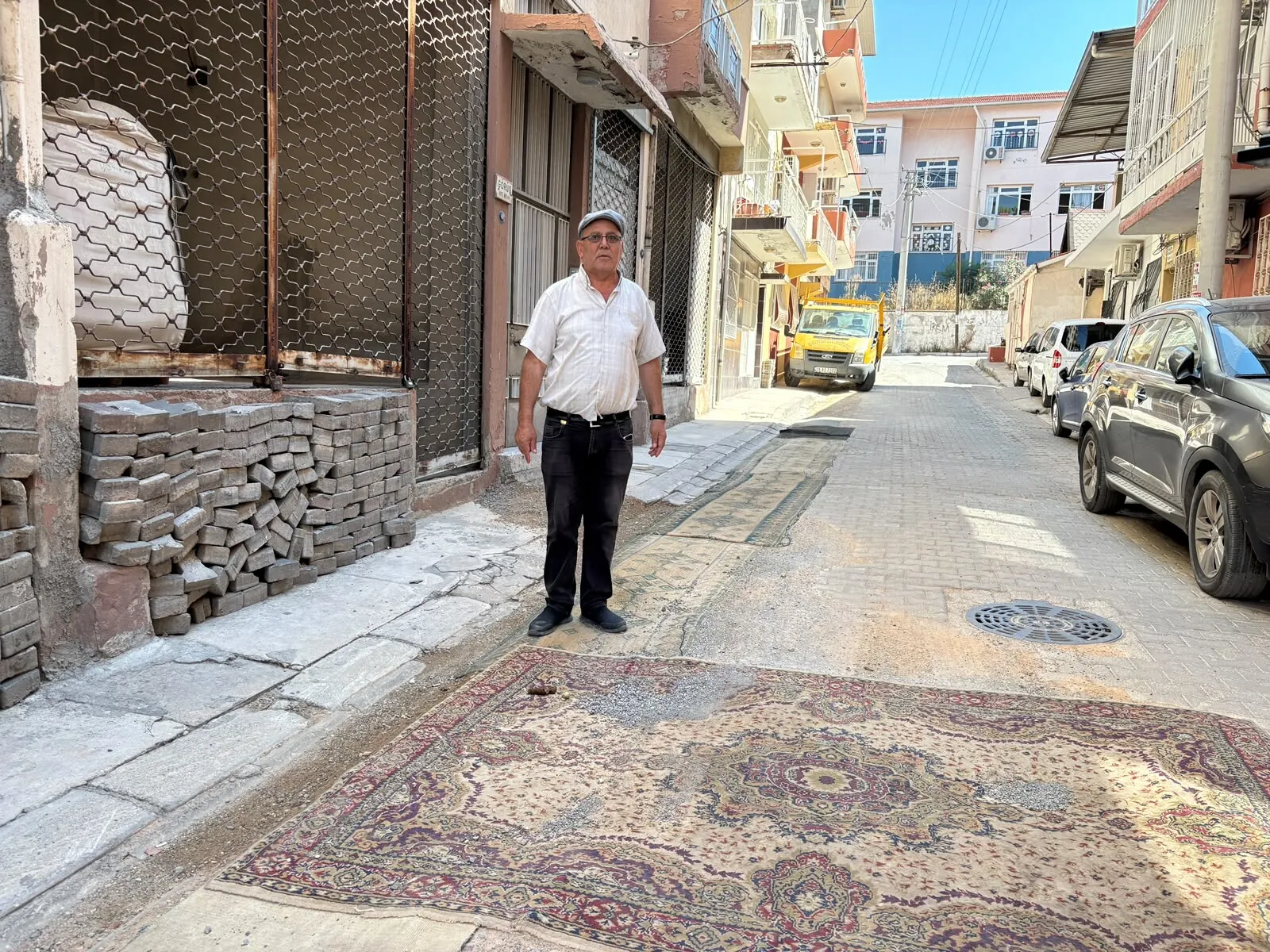 İzmir'de bozuk yollar mahalleliyi sokağa halı sermeye zorladı