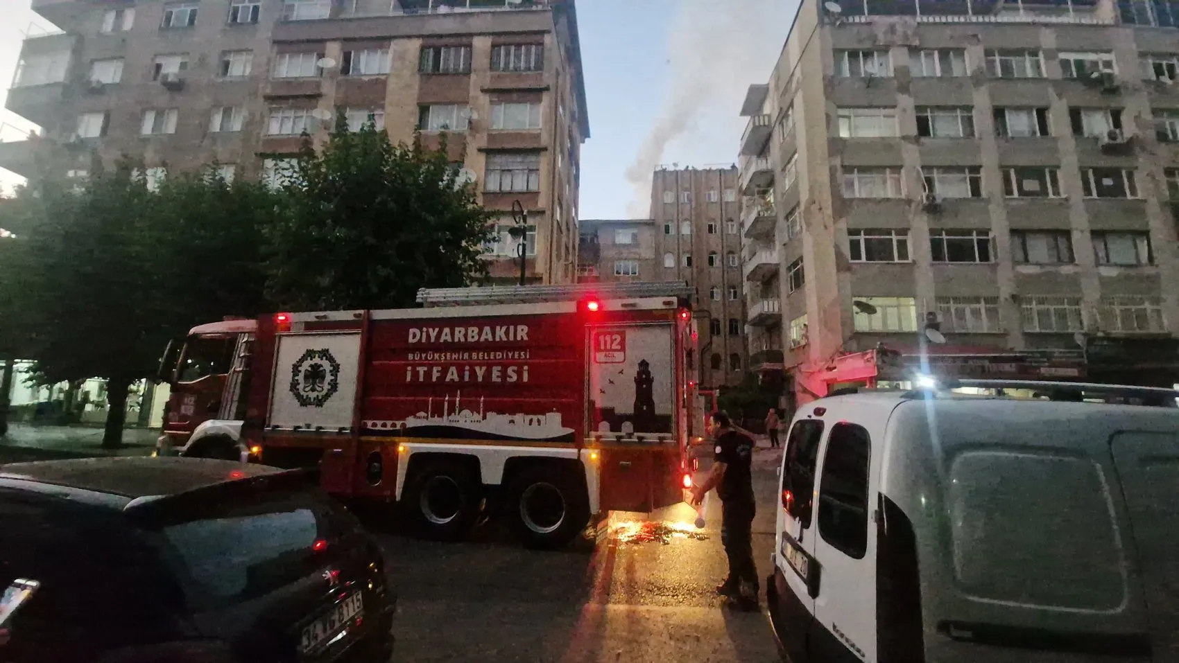 Diyarbakır'da apartman çatısında yangın paniği