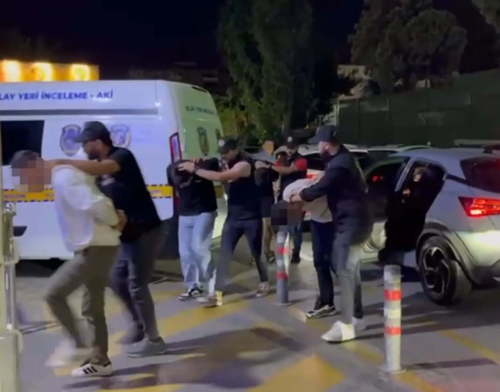 İzmir'de taraftar gruplarına büyük operasyon