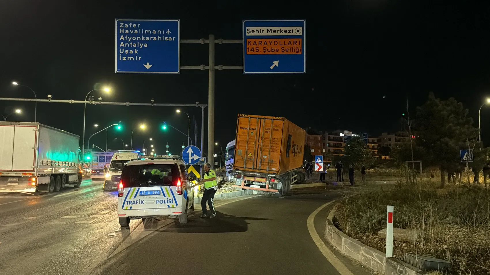 TIR refüje çıktı, sürücü sıkıştı, itfaiye seferber oldu