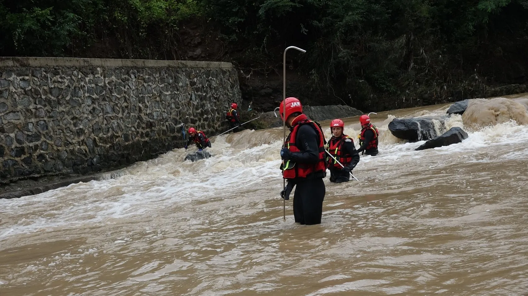 Giresun'da sel felaketi Dereye uçan dayı ve yeğeni aranıyor
