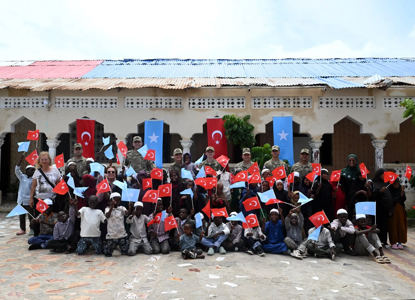 Somali’deki yetim çocuklara Türk askerinden destek eli
