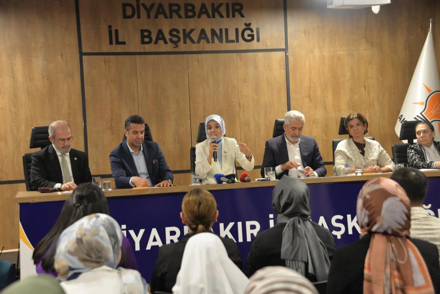 Bakan Göktaş Diyarbakır ziyaretinde huzur mesajı verdi