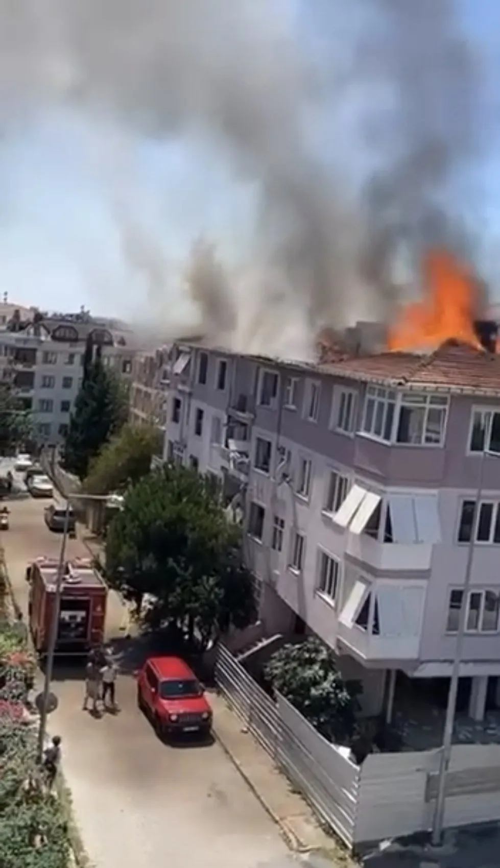 Maltepe'de boş binanın çatısı alevlere teslim oldu