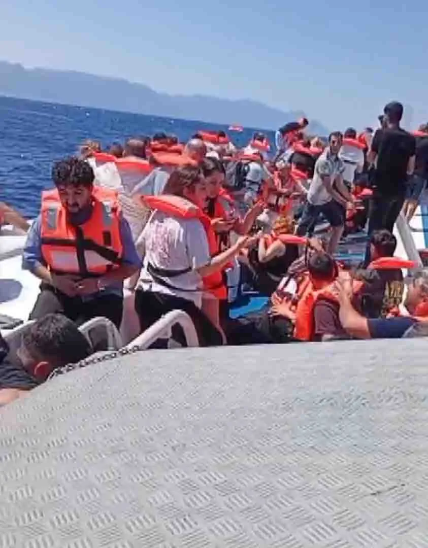 Denizin ortasında can pazarı: Küçük bir bebeği kurtaran yolcudan dehşet anları