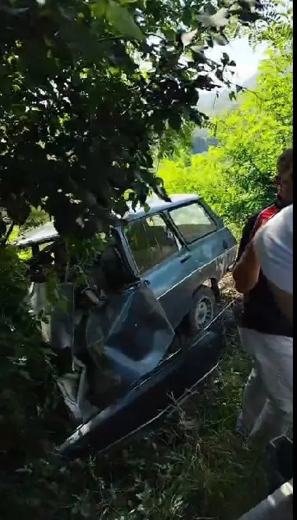 Ordu’da direksiyon hakimiyetini kaybeden sürücü ağaca çarparak can verdi