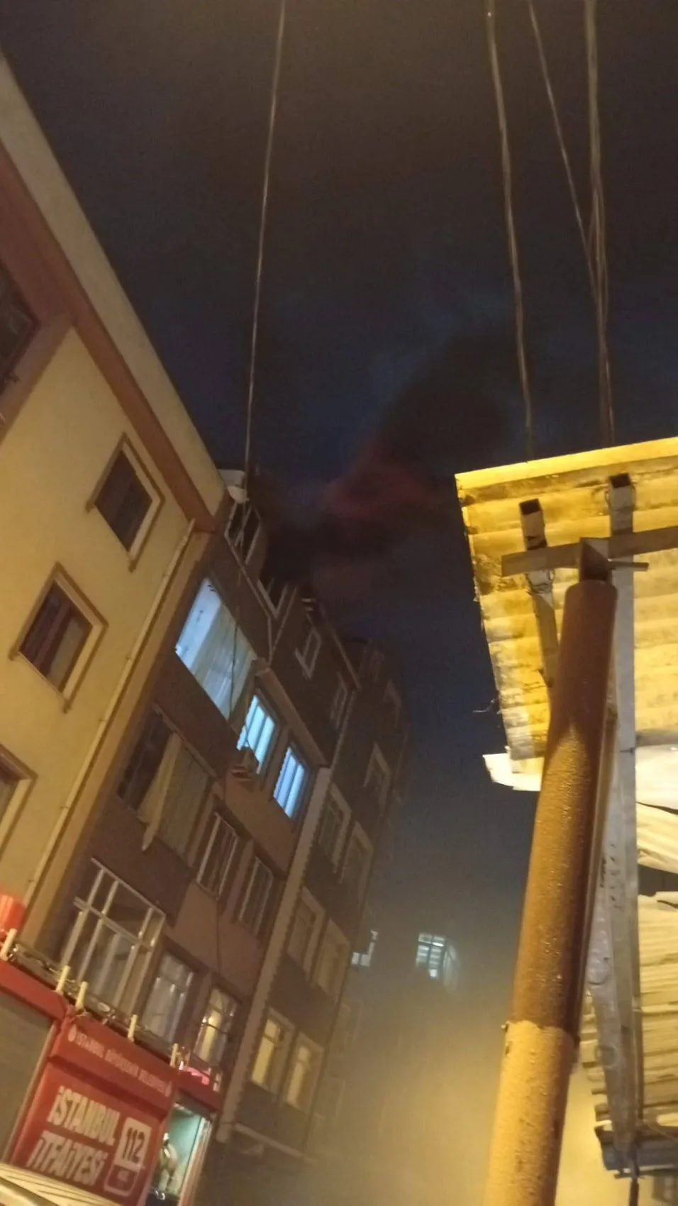 Küçükçekmece’de gece yarısı çatı yangını paniği