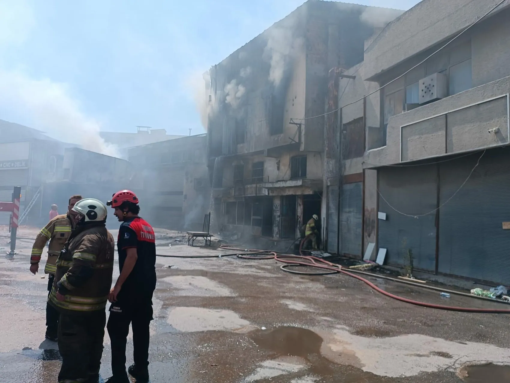 Buca'da sünger deposunda korkutan yangın