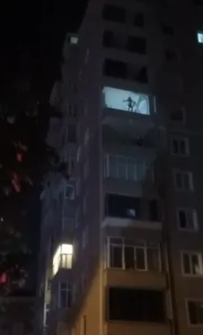 Beylikdüzü’nde sekizinci kattaki balkonda tehlikeli dans