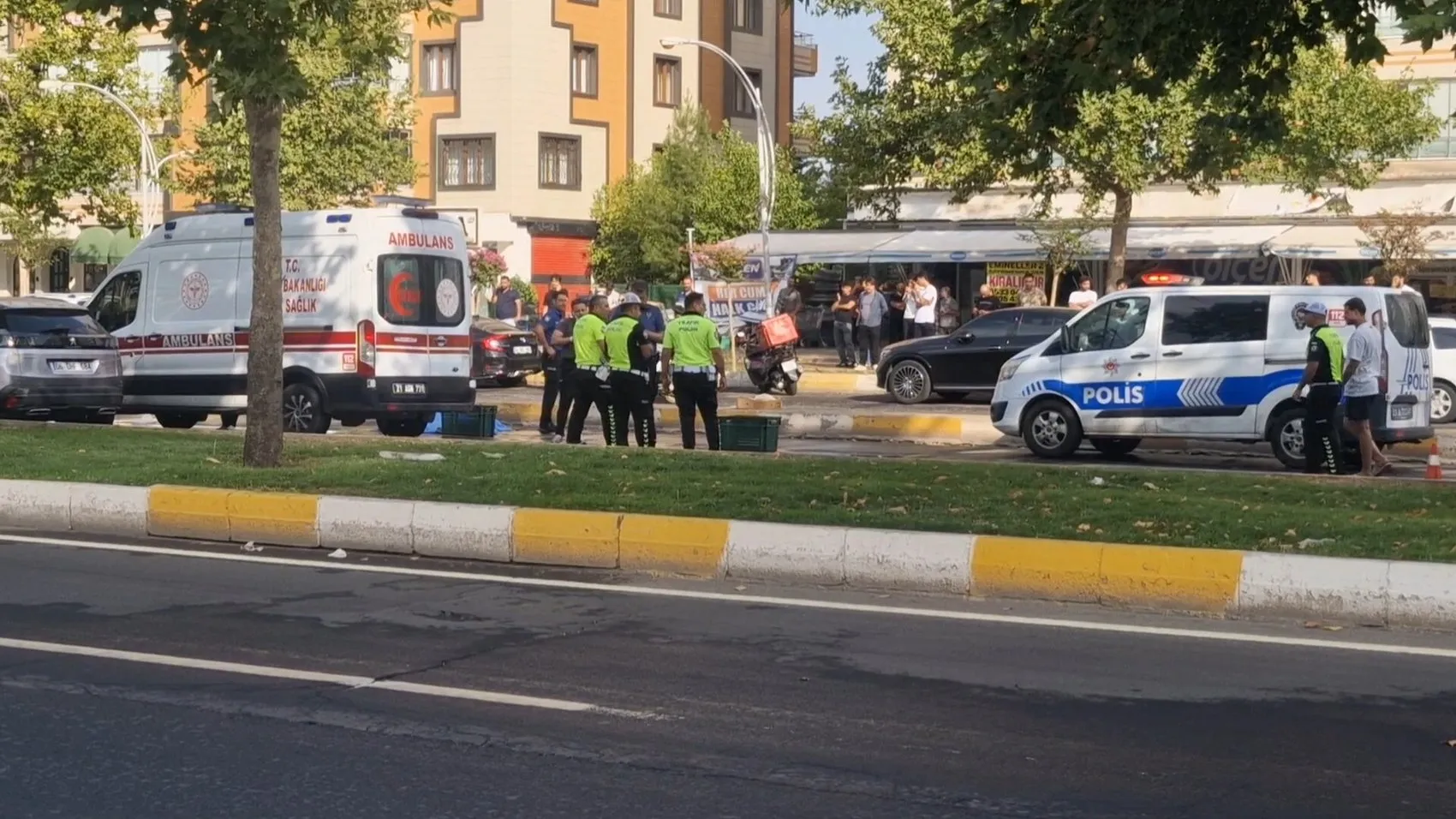 Diclekent Bulvarı'nda akşam saatlerinde acı olay: Yolun karşısına geçmek isteyen yaya kurtarılamadı