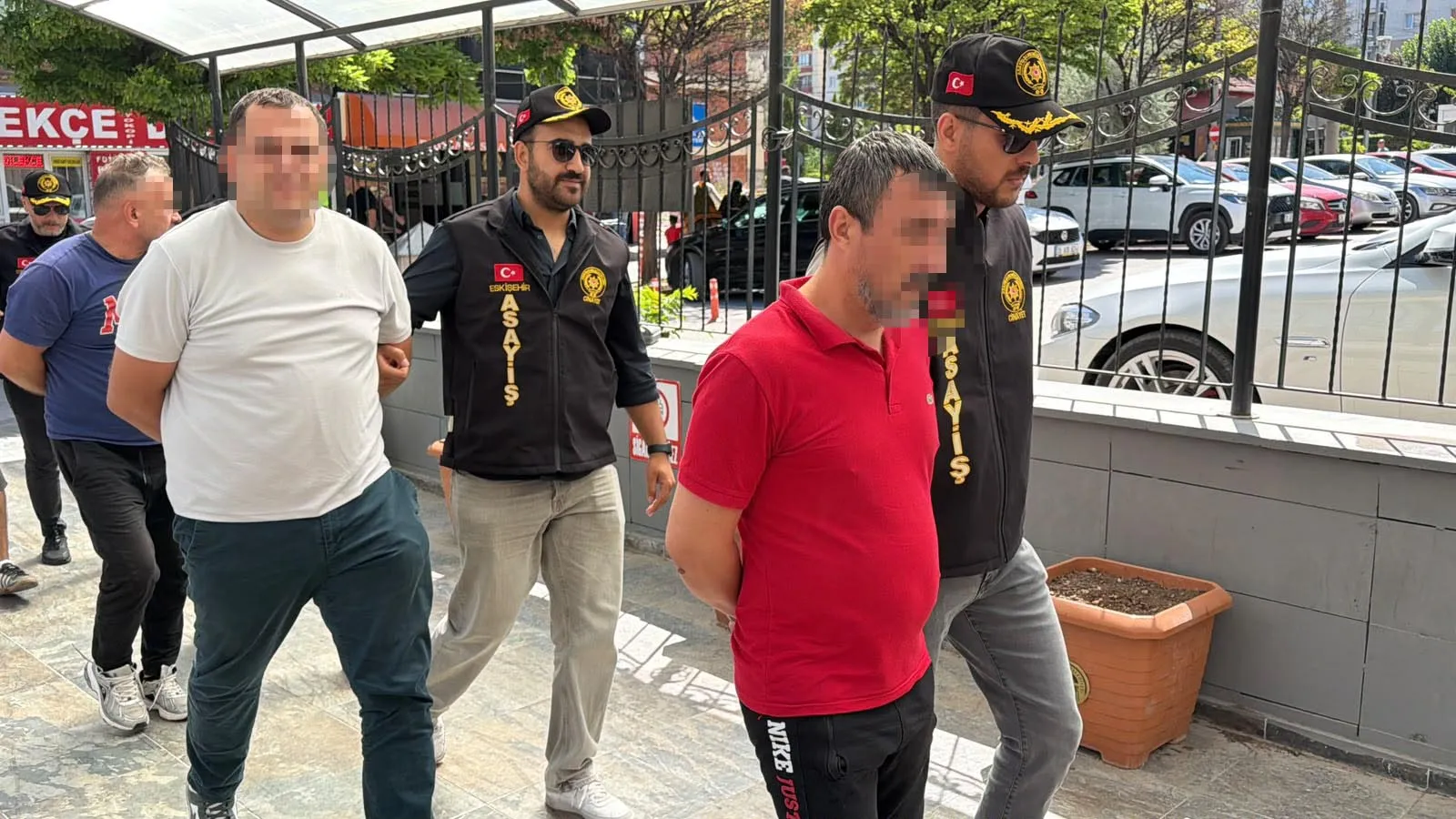 İçki masası kanlı bitti Ev sahibi arkadaşını bıçakladı, 4 kişi adliyede