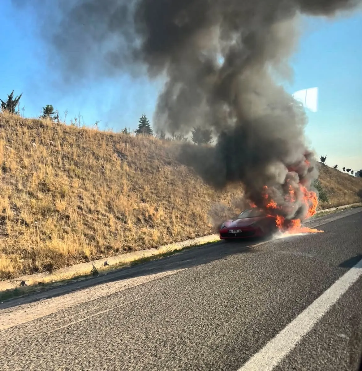 Ankara çevre yolunda lüks araç alevlere teslim oldu