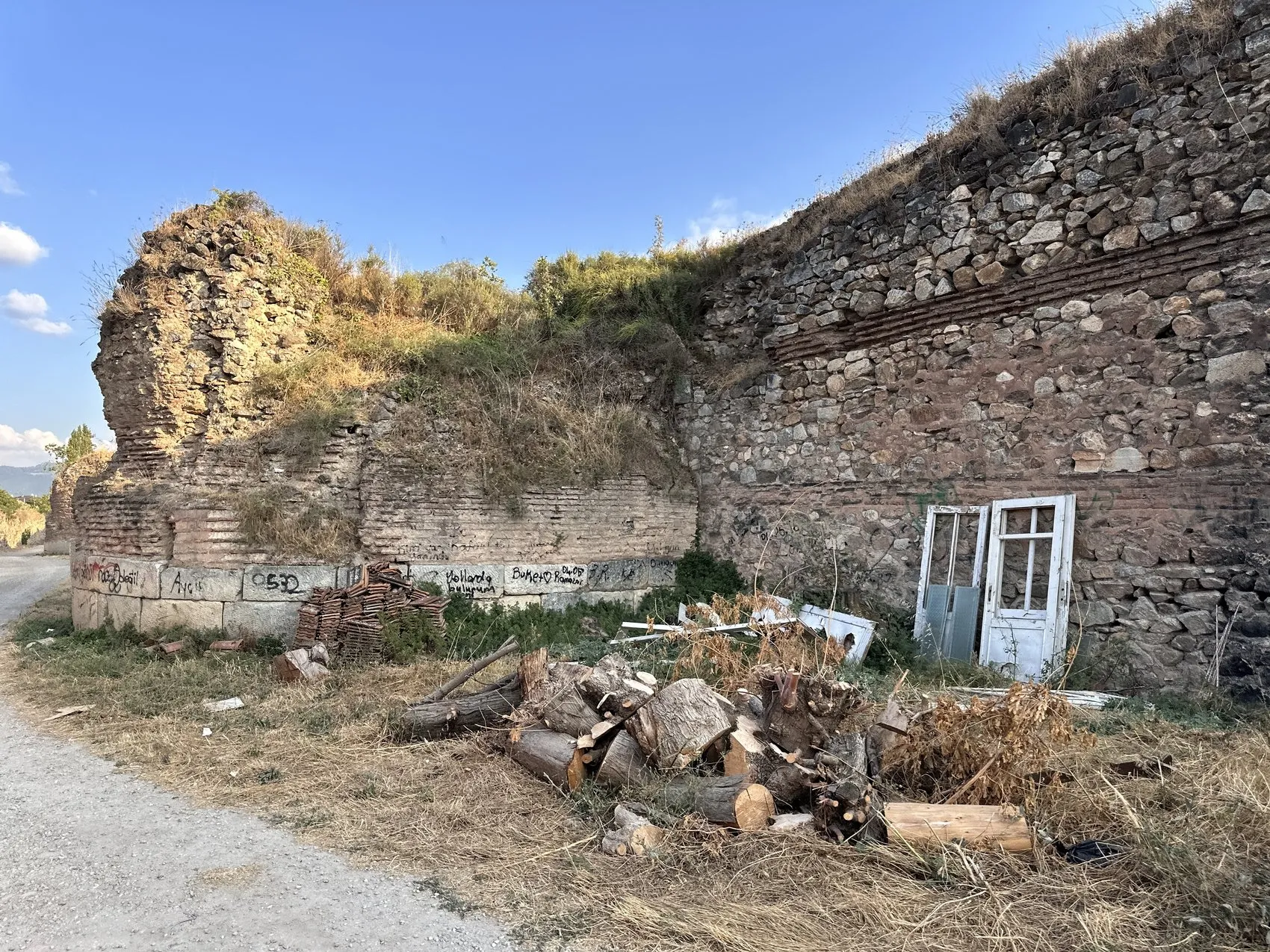 İznik’in tarihi surları sprey boyalarla hedef tahtası oldu