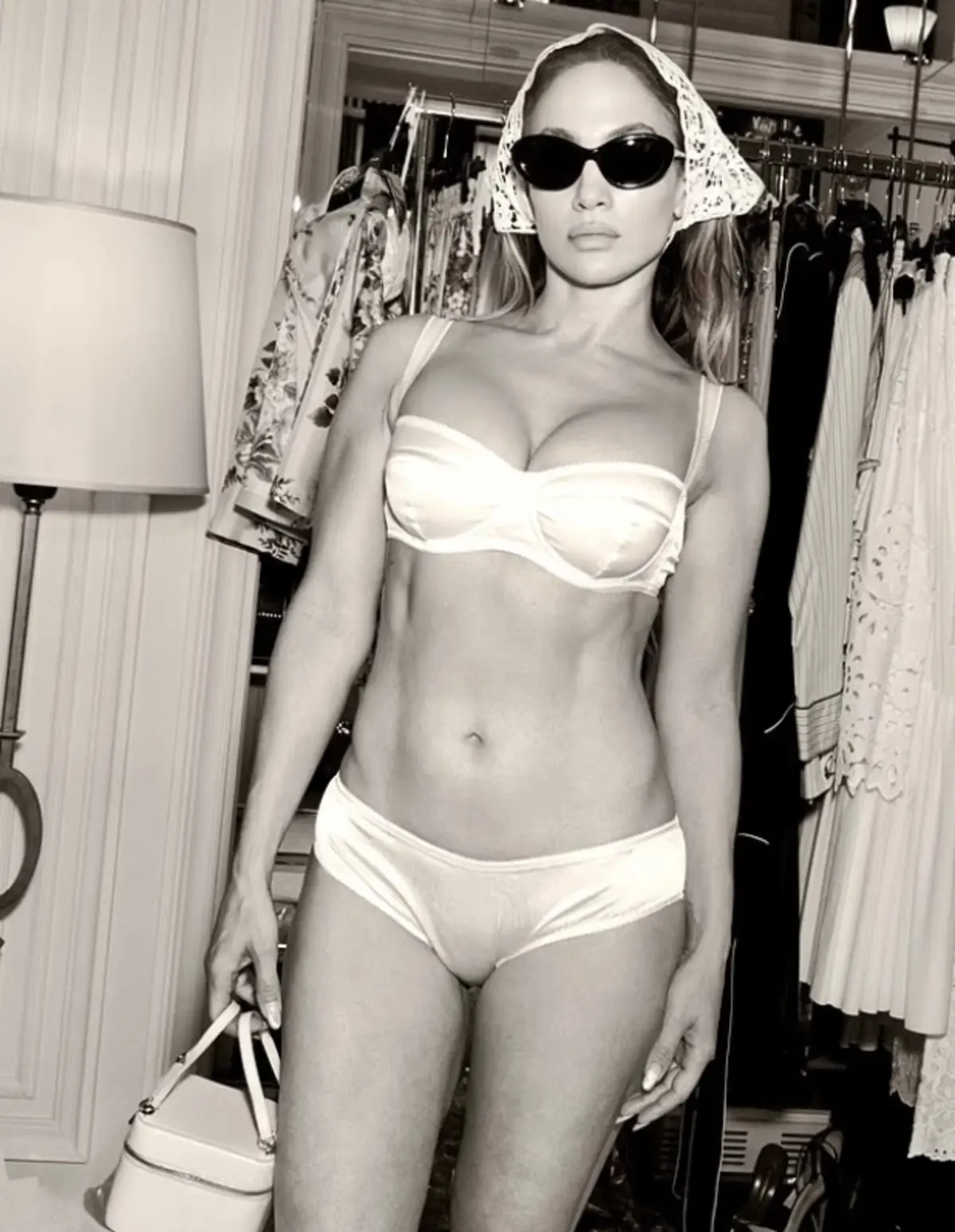 Jennifer Lopez, 1950 ler tarzıyla nefes kesti! Beyaz bikinisiyle fiziğini sergiledi 2