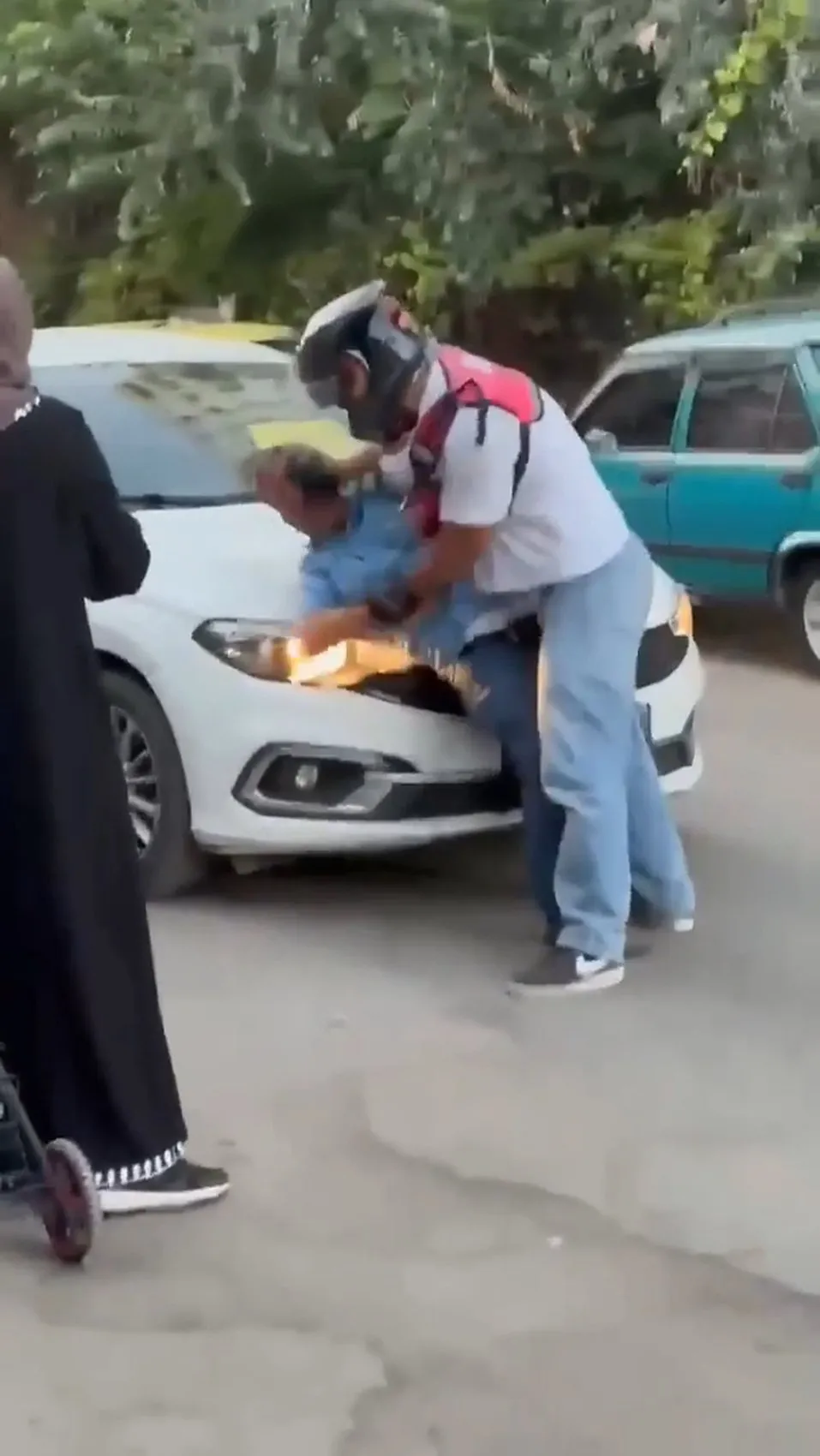 Antalya'da yol verme kavgası Motokurye sürücüyü kaputa yatırıp yumrukladı