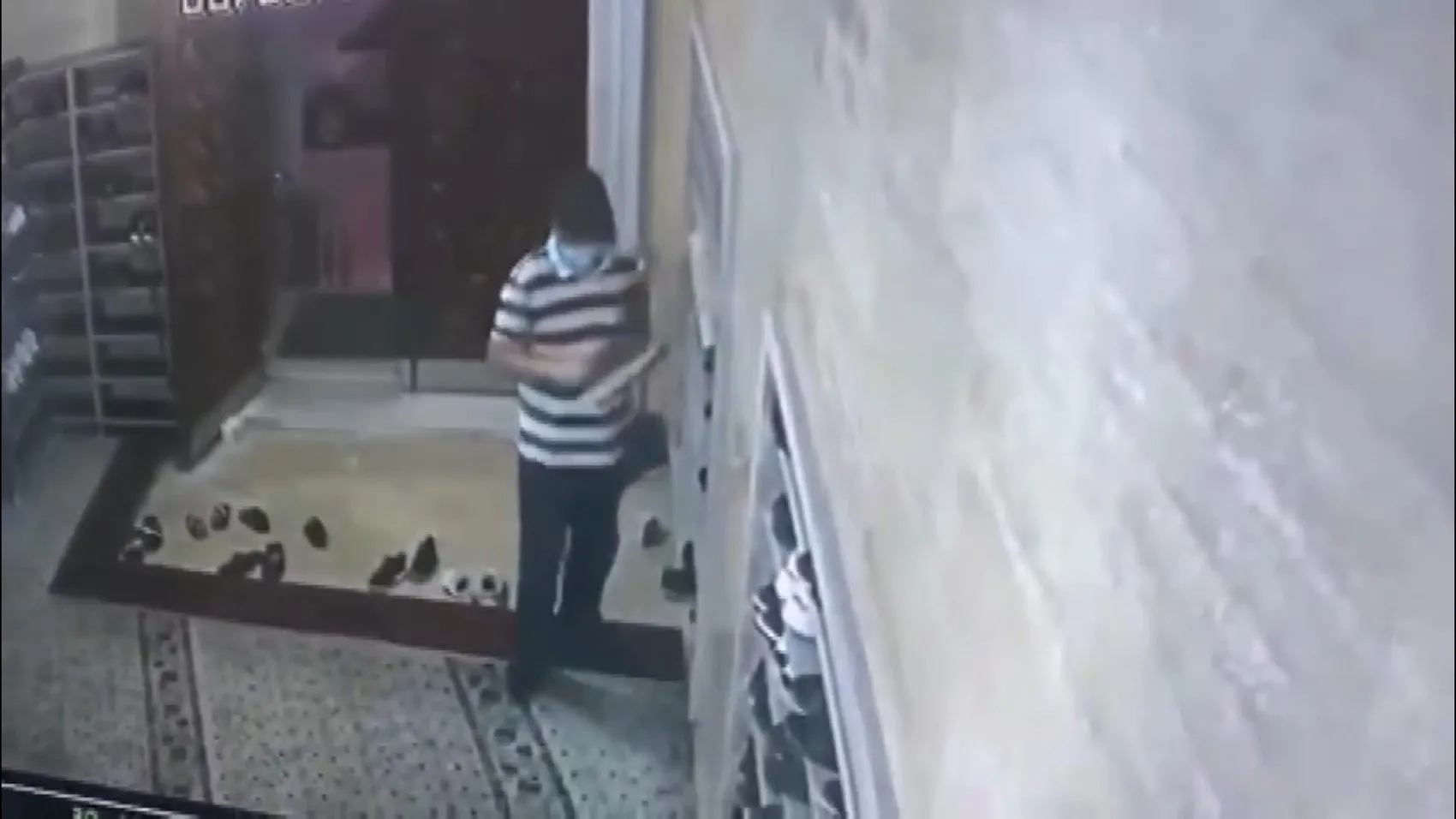 Sultangazi'de cami cemaatinin ayakkabılarını sürünerek çaldı