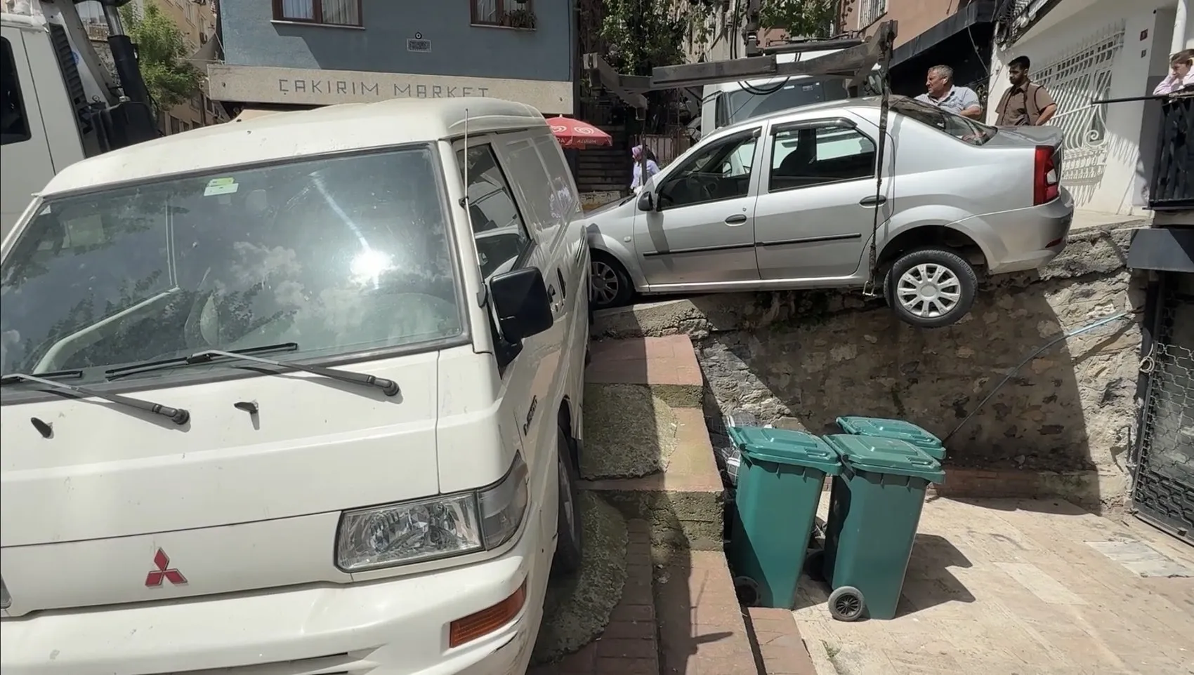 Beyoğlu’nda kargo aracı yokuştan kaydı otomobili askıda bıraktı
