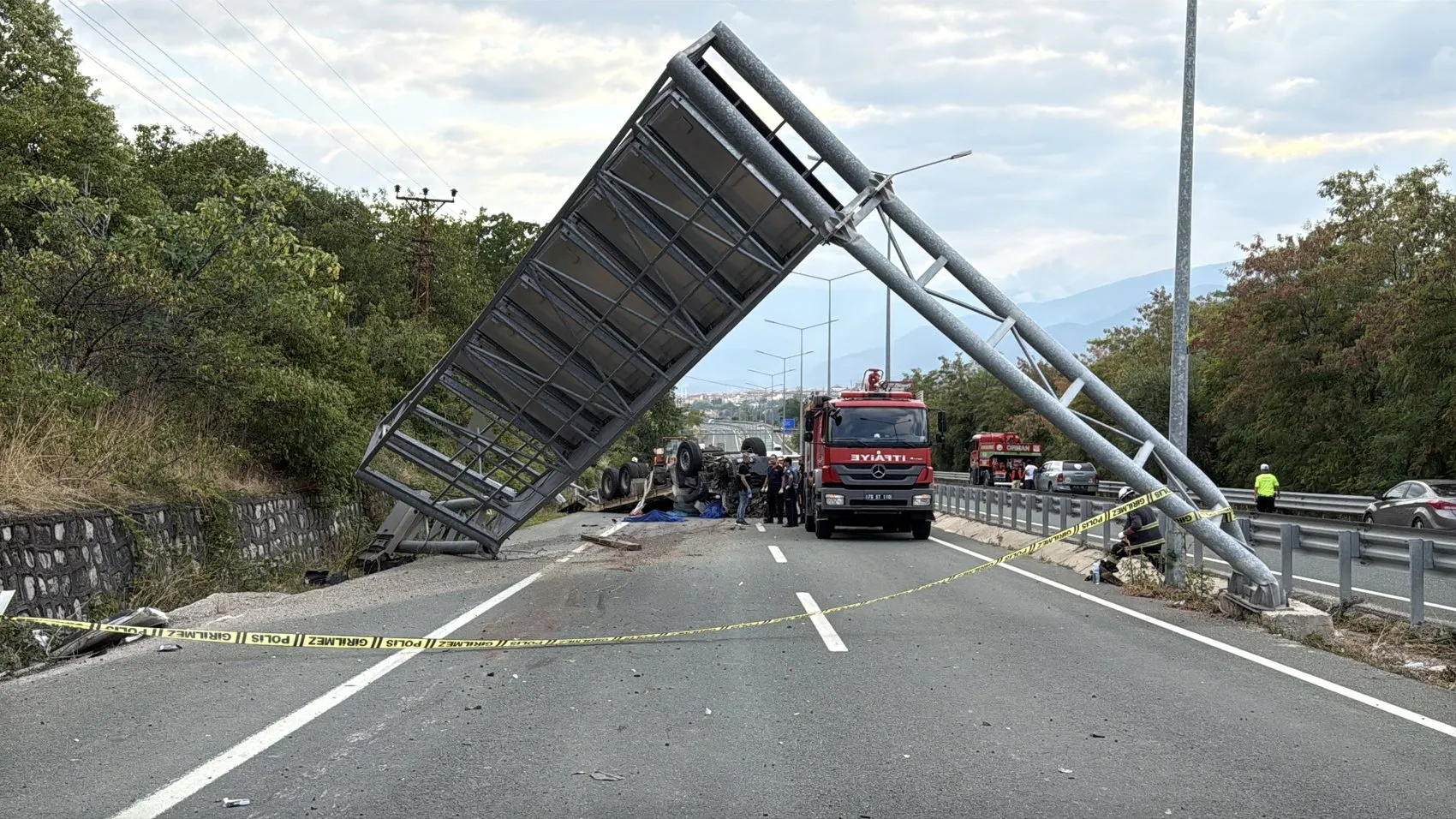 Çekici 500 metre ters yönde ilerledi İki kişi öldü, iş makinesi eve çarptı