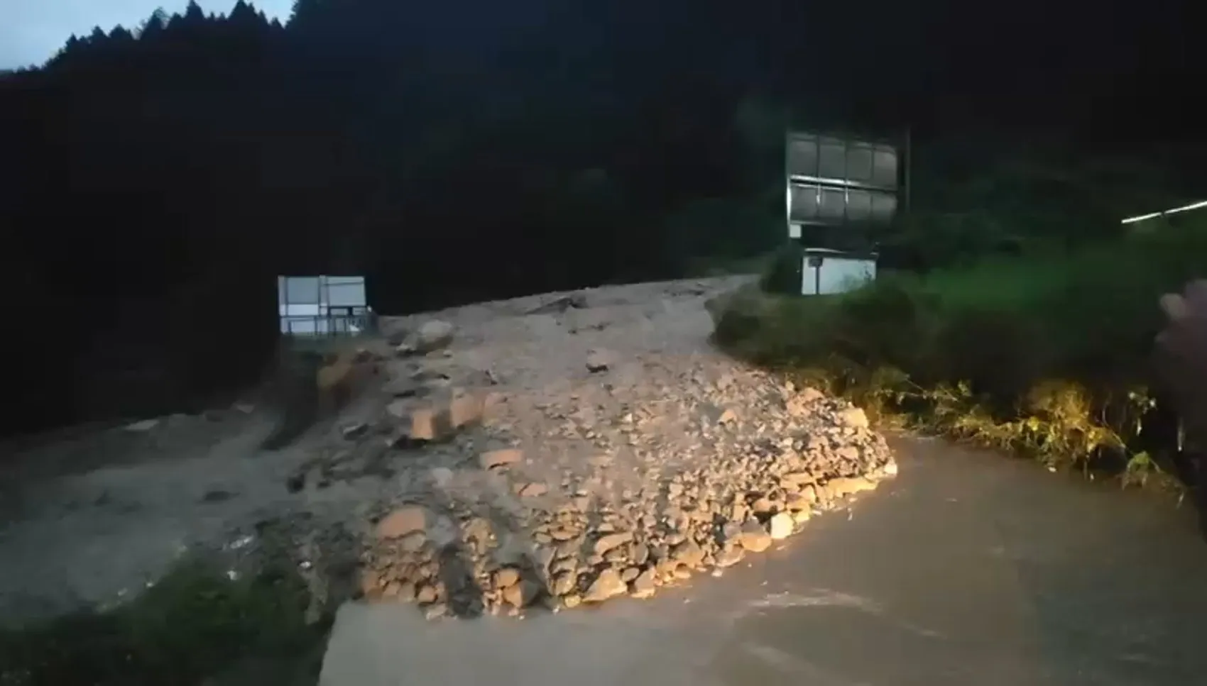 Uzungöl’de sağanak sonrası yol çamurla kapandı, ekipler yeniden açtı