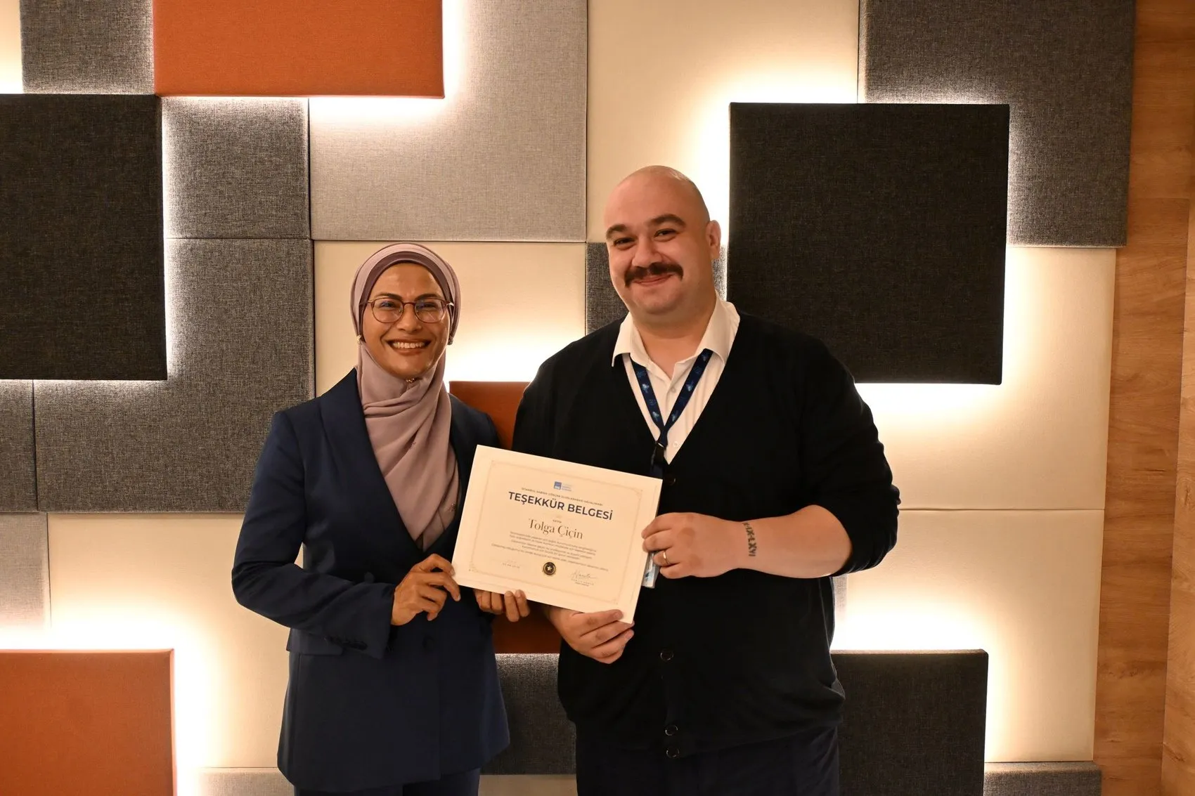 Havalimanında hayata tutunan bebek için kahramanlık ödülü