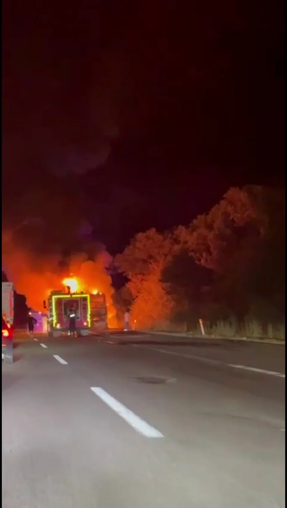 Otobüs seyir halindeyken alev aldı, şoför son anda tahliye etti